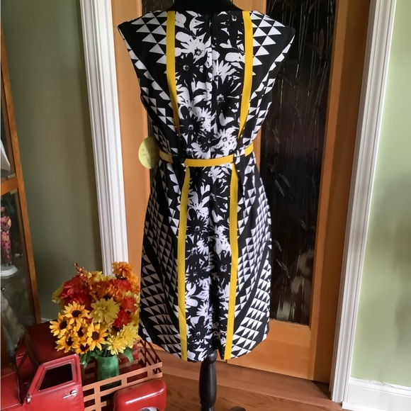 Emma & Michele Black & Yellow Daisy Dress NWT size 8 - Picture 11 of 12